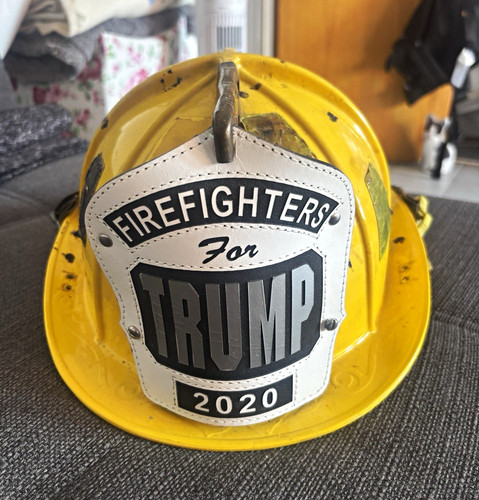 Gelber feuerwehrhelm mit - feuerwehrhelm,