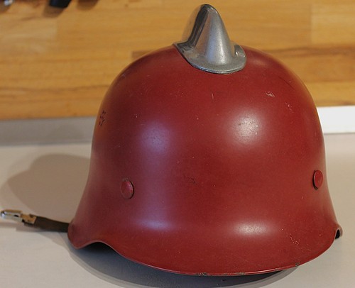 Alter feuerwehrhelm mit - alter, wh.-