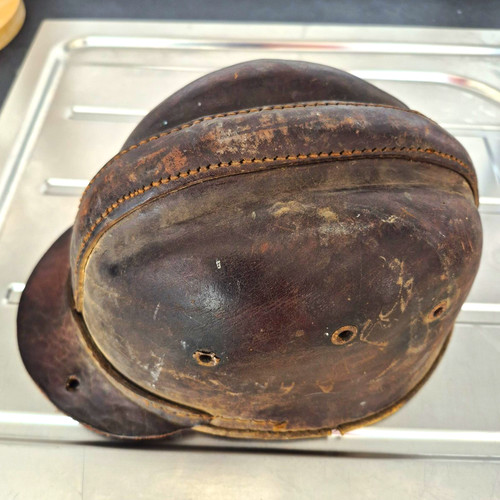 Alter leder feuerwehrhelm mit - alter, leder-feuerwehrhelm